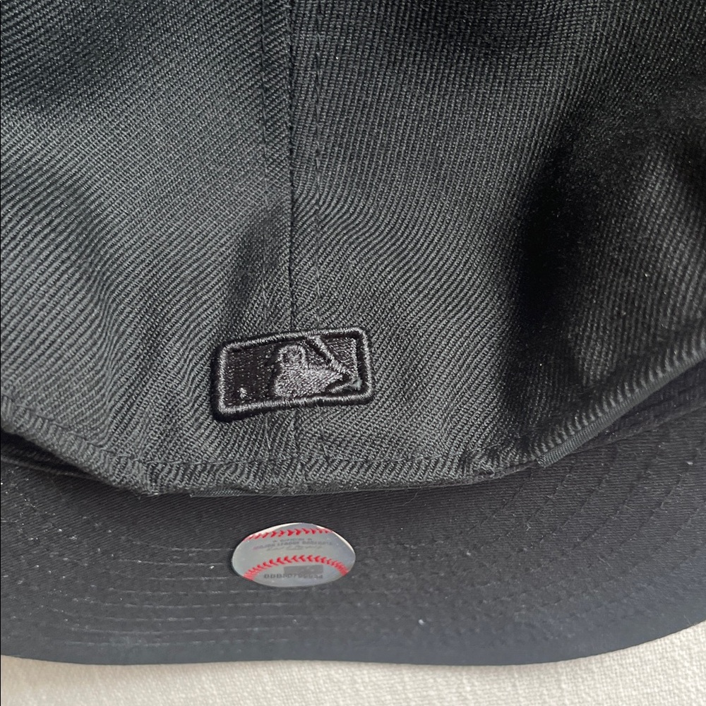 New Black Philadelphia Phillies Fitted Cap with Raised 'P' Logo - Picture 4 of 4